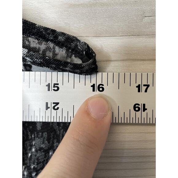 XOXO Shirt Womens Medium Black White Sleeveless Ruffle Mock Neck Snakeskin Print - Picture 5 of 10